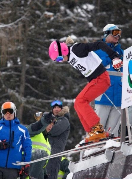 E romanca, participa la Olimpiada, se da cu motorul, face surf, sare cu parasuta si e foarte SEXY!_9