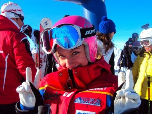 E romanca, participa la Olimpiada, se da cu motorul, face surf, sare cu parasuta si e foarte SEXY!_10