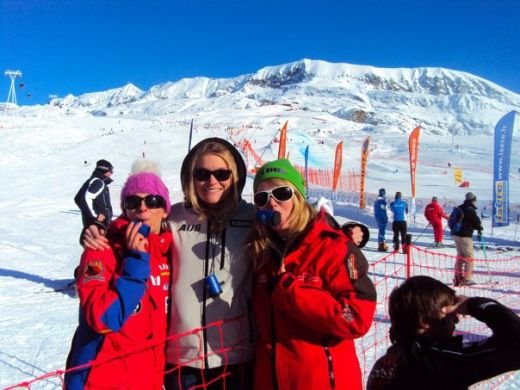 E romanca, participa la Olimpiada, se da cu motorul, face surf, sare cu parasuta si e foarte SEXY!_11