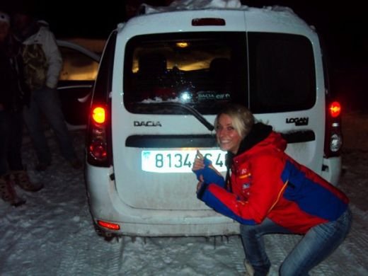 E romanca, participa la Olimpiada, se da cu motorul, face surf, sare cu parasuta si e foarte SEXY!_12
