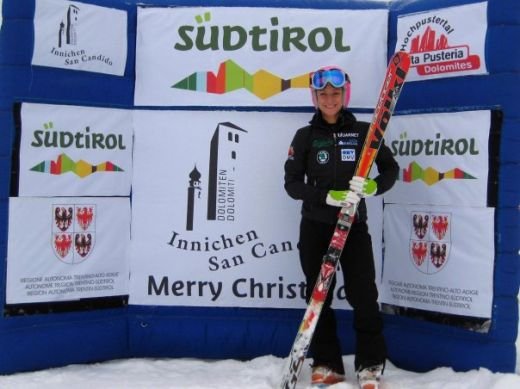 E romanca, participa la Olimpiada, se da cu motorul, face surf, sare cu parasuta si e foarte SEXY!_15