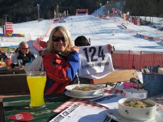 E romanca, participa la Olimpiada, se da cu motorul, face surf, sare cu parasuta si e foarte SEXY!_24