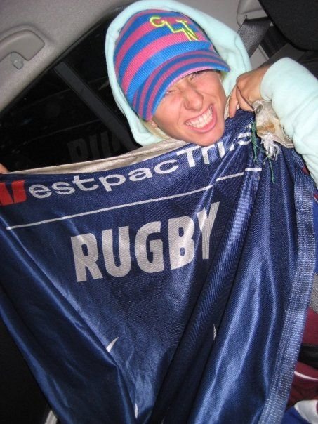 E romanca, participa la Olimpiada, se da cu motorul, face surf, sare cu parasuta si e foarte SEXY!_41
