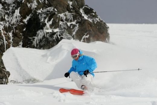 E romanca, participa la Olimpiada, se da cu motorul, face surf, sare cu parasuta si e foarte SEXY!_57