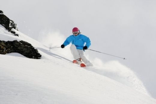 E romanca, participa la Olimpiada, se da cu motorul, face surf, sare cu parasuta si e foarte SEXY!_59