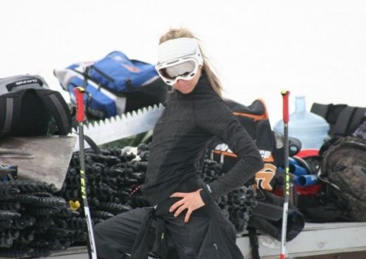 E romanca, participa la Olimpiada, se da cu motorul, face surf, sare cu parasuta si e foarte SEXY!_60