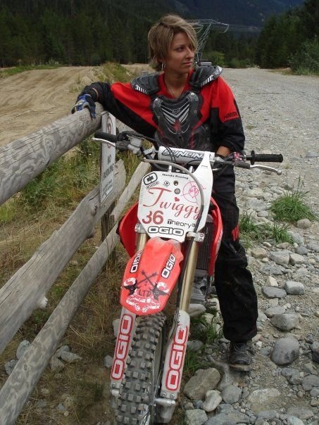 E romanca, participa la Olimpiada, se da cu motorul, face surf, sare cu parasuta si e foarte SEXY!_63