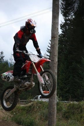 E romanca, participa la Olimpiada, se da cu motorul, face surf, sare cu parasuta si e foarte SEXY!_64