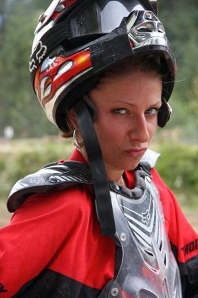 E romanca, participa la Olimpiada, se da cu motorul, face surf, sare cu parasuta si e foarte SEXY!_65