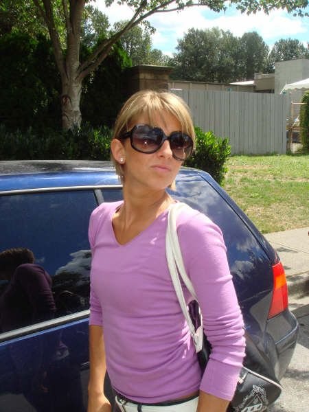 E romanca, participa la Olimpiada, se da cu motorul, face surf, sare cu parasuta si e foarte SEXY!_66