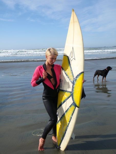 E romanca, participa la Olimpiada, se da cu motorul, face surf, sare cu parasuta si e foarte SEXY!_67