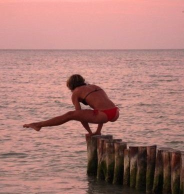 E romanca, participa la Olimpiada, se da cu motorul, face surf, sare cu parasuta si e foarte SEXY!_68