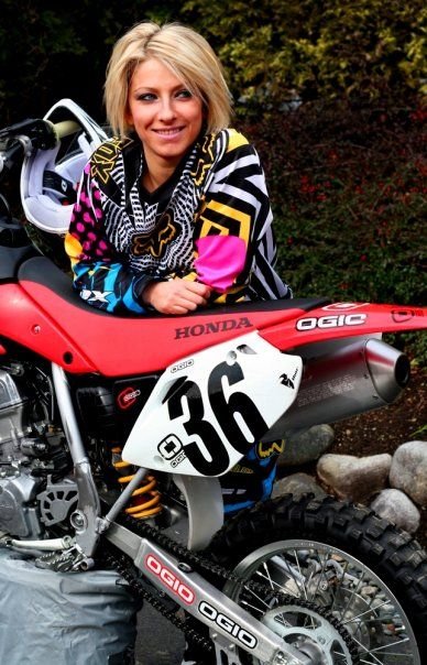 E romanca, participa la Olimpiada, se da cu motorul, face surf, sare cu parasuta si e foarte SEXY!_73