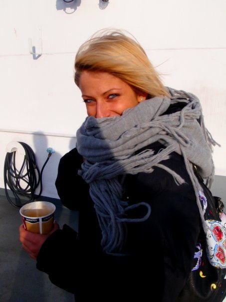 E romanca, participa la Olimpiada, se da cu motorul, face surf, sare cu parasuta si e foarte SEXY!_74