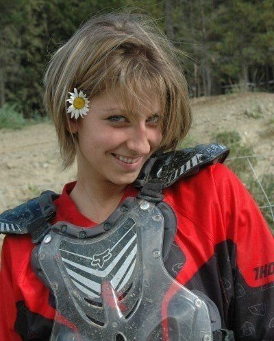 E romanca, participa la Olimpiada, se da cu motorul, face surf, sare cu parasuta si e foarte SEXY!_79