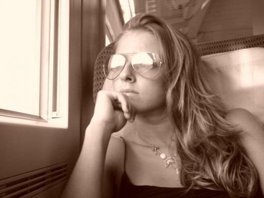 E romanca, participa la Olimpiada, se da cu motorul, face surf, sare cu parasuta si e foarte SEXY!_80