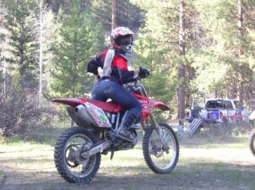 E romanca, participa la Olimpiada, se da cu motorul, face surf, sare cu parasuta si e foarte SEXY!_81