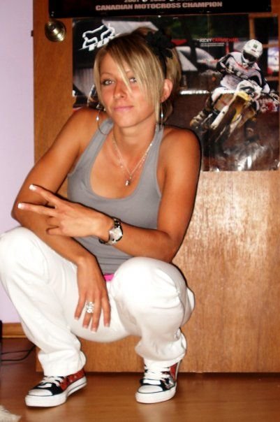 E romanca, participa la Olimpiada, se da cu motorul, face surf, sare cu parasuta si e foarte SEXY!_84