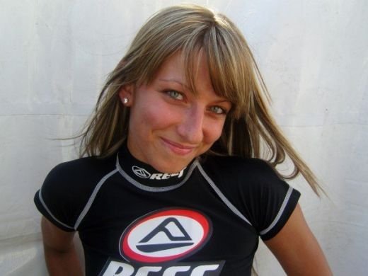 E romanca, participa la Olimpiada, se da cu motorul, face surf, sare cu parasuta si e foarte SEXY!_85