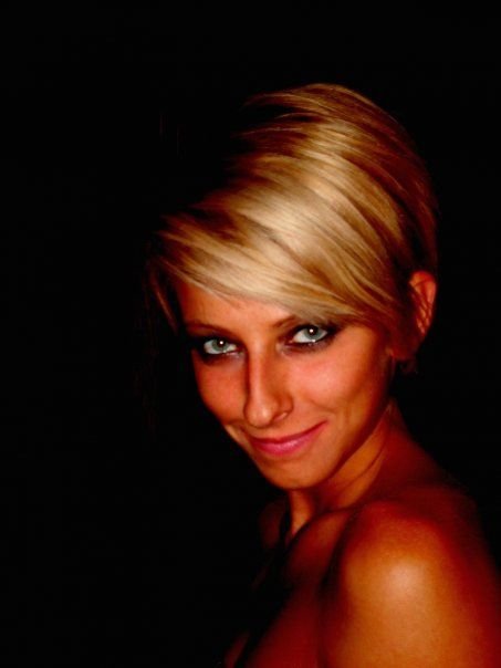E romanca, participa la Olimpiada, se da cu motorul, face surf, sare cu parasuta si e foarte SEXY!_86
