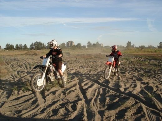 E romanca, participa la Olimpiada, se da cu motorul, face surf, sare cu parasuta si e foarte SEXY!_88