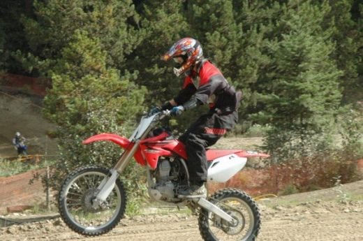 E romanca, participa la Olimpiada, se da cu motorul, face surf, sare cu parasuta si e foarte SEXY!_90