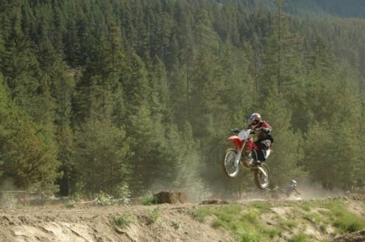 E romanca, participa la Olimpiada, se da cu motorul, face surf, sare cu parasuta si e foarte SEXY!_91