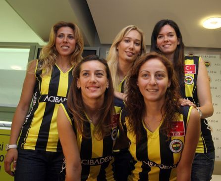 Care e cea mai sexy voleibalista din lotul lui Fenerbahce? FOTO:_10