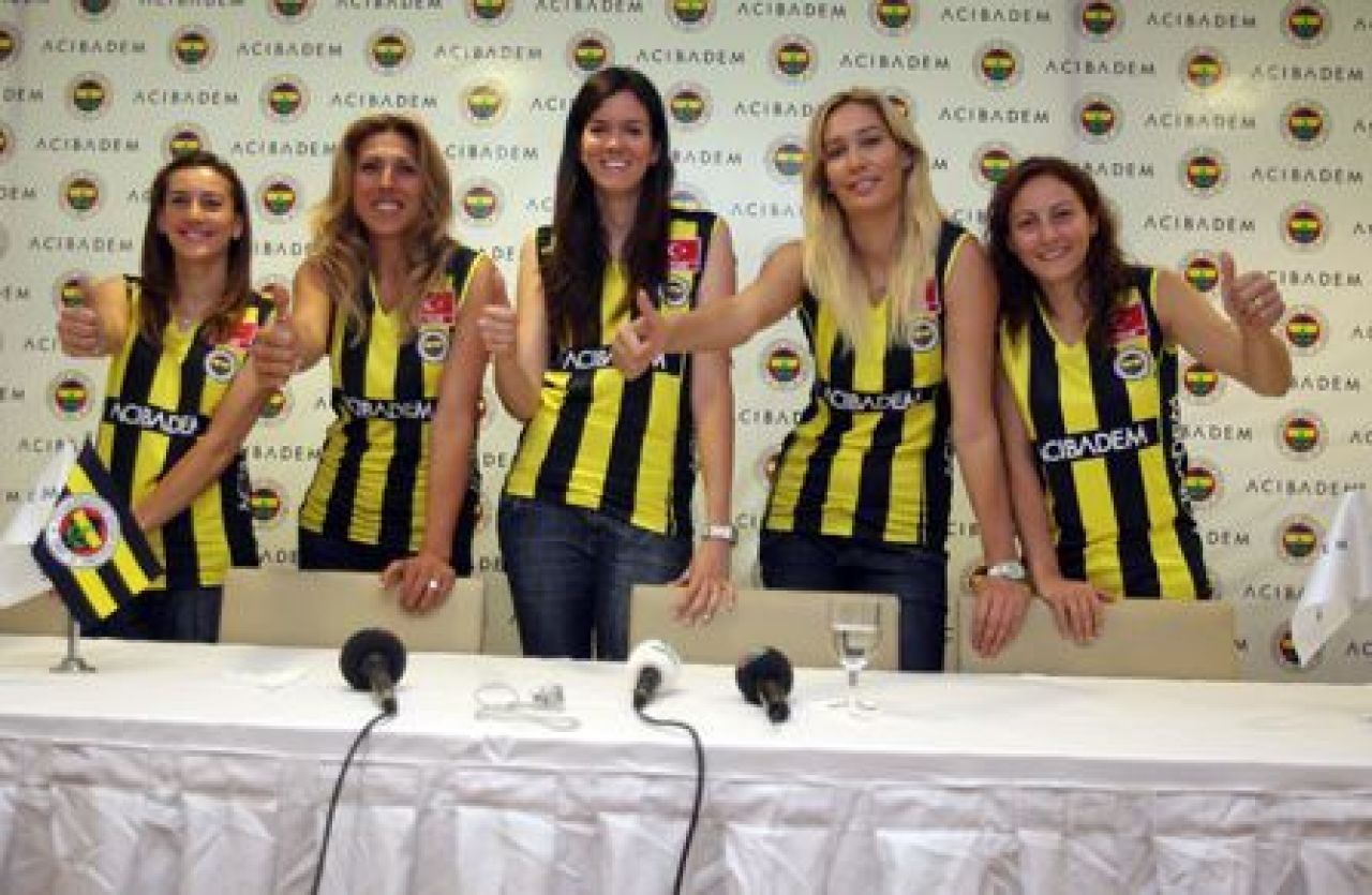 Care e cea mai sexy voleibalista din lotul lui Fenerbahce? FOTO:_11