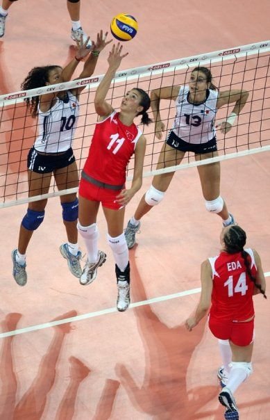 Care e cea mai sexy voleibalista din lotul lui Fenerbahce? FOTO:_22