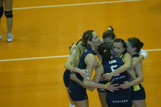Care e cea mai sexy voleibalista din lotul lui Fenerbahce? FOTO:_30