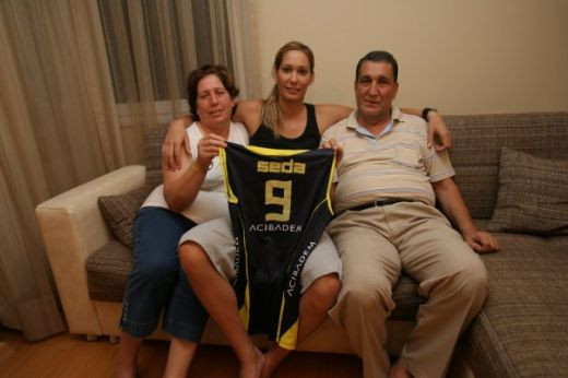 Care e cea mai sexy voleibalista din lotul lui Fenerbahce? FOTO:_36