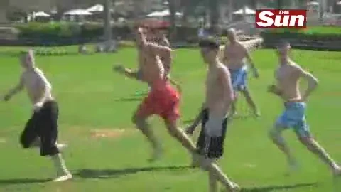 VIDEO: Chelsea tremura, Terry joaca fotbal in Dubai cu ziaristii care l-au desfiintat!