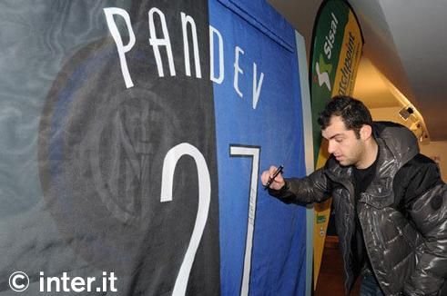 SUPER FOTO! Banner cu autograful lui Mourinho, scos la licitatie pentru copiii orfani din Romania!_2