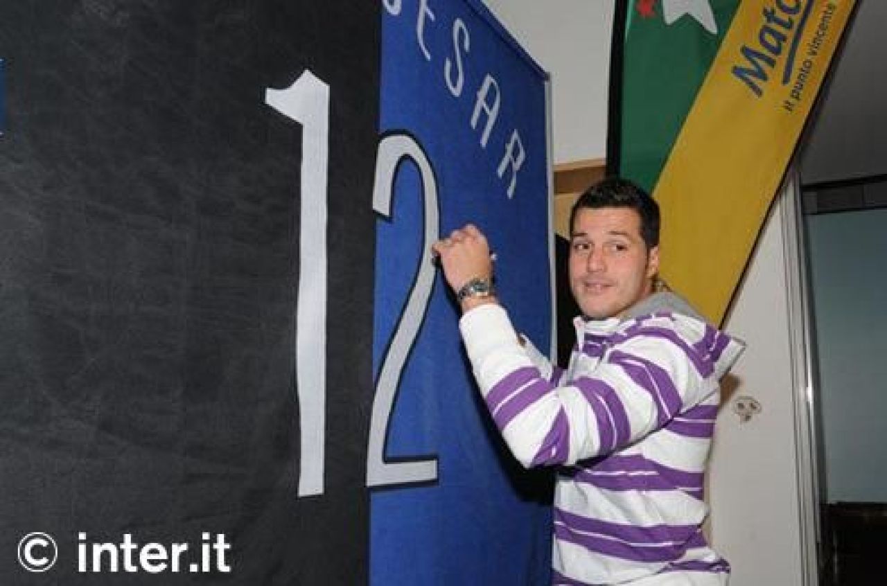 SUPER FOTO! Banner cu autograful lui Mourinho, scos la licitatie pentru copiii orfani din Romania!_4