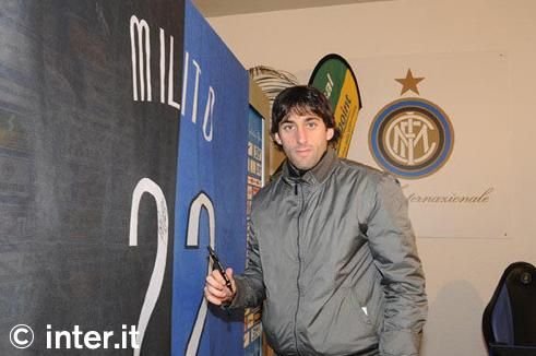 SUPER FOTO! Banner cu autograful lui Mourinho, scos la licitatie pentru copiii orfani din Romania!_5