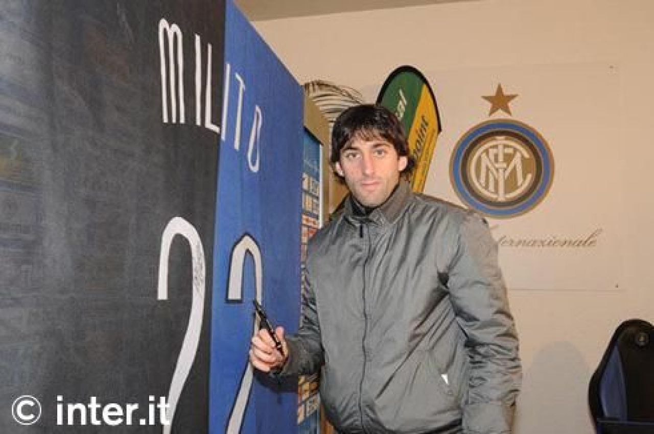SUPER FOTO! Banner cu autograful lui Mourinho, scos la licitatie pentru copiii orfani din Romania!_5