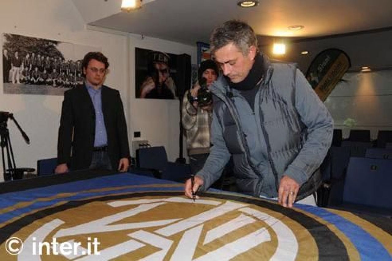 SUPER FOTO! Banner cu autograful lui Mourinho, scos la licitatie pentru copiii orfani din Romania!_6