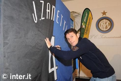 SUPER FOTO! Banner cu autograful lui Mourinho, scos la licitatie pentru copiii orfani din Romania!_7