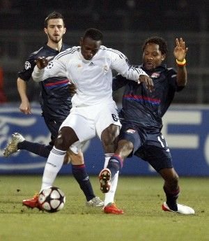 BLESTEM GALACTIC! Vezi golul de VIS al lui Makoun: Lyon 1-0 Real!_2