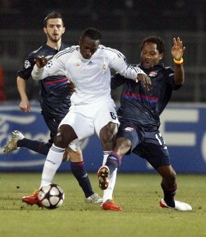 BLESTEM GALACTIC! Vezi golul de VIS al lui Makoun: Lyon 1-0 Real!_2