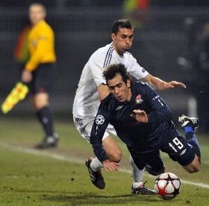 BLESTEM GALACTIC! Vezi golul de VIS al lui Makoun: Lyon 1-0 Real!_3