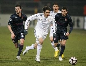 BLESTEM GALACTIC! Vezi golul de VIS al lui Makoun: Lyon 1-0 Real!_4