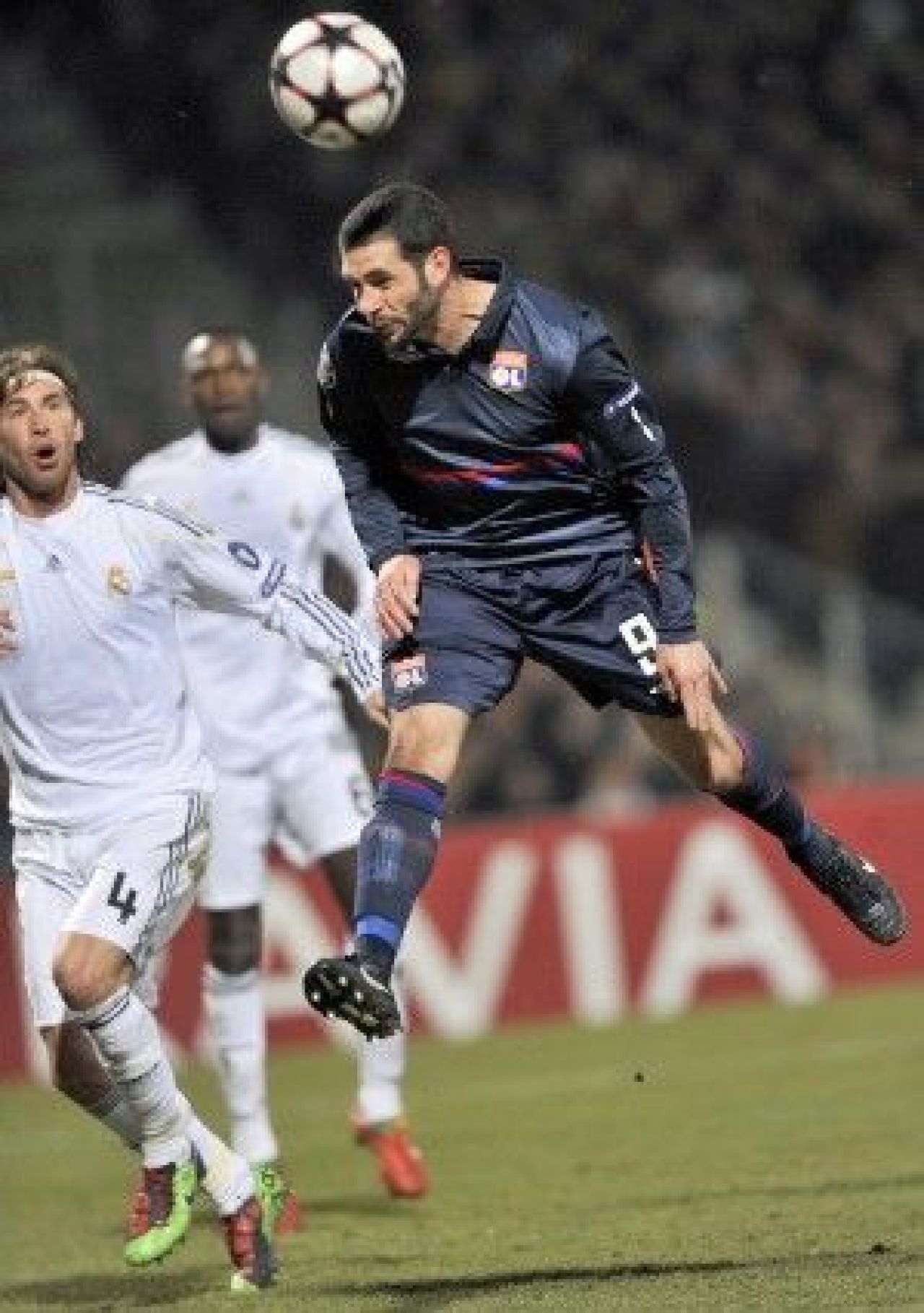 BLESTEM GALACTIC! Vezi golul de VIS al lui Makoun: Lyon 1-0 Real!_5