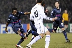BLESTEM GALACTIC! Vezi golul de VIS al lui Makoun: Lyon 1-0 Real!_7