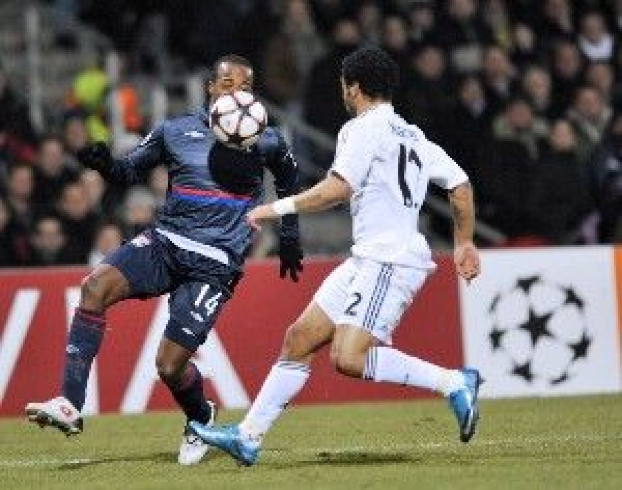 BLESTEM GALACTIC! Vezi golul de VIS al lui Makoun: Lyon 1-0 Real!_9