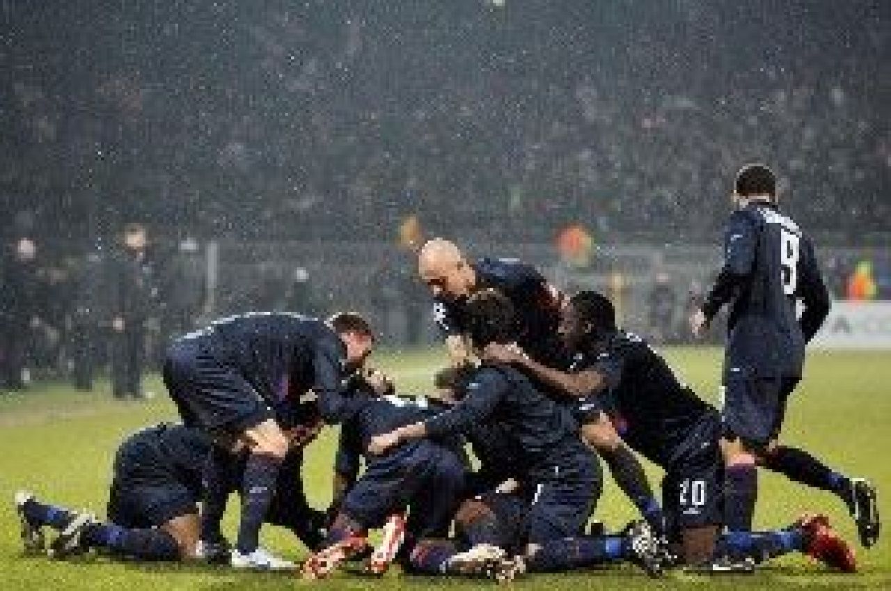 BLESTEM GALACTIC! Vezi golul de VIS al lui Makoun: Lyon 1-0 Real!_10