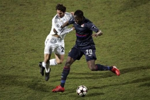 BLESTEM GALACTIC! Vezi golul de VIS al lui Makoun: Lyon 1-0 Real!_13