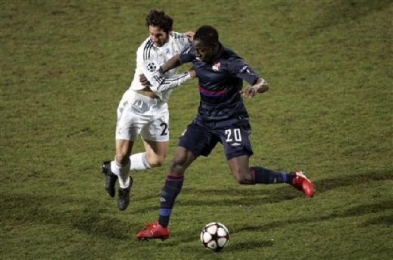 BLESTEM GALACTIC! Vezi golul de VIS al lui Makoun: Lyon 1-0 Real!_13