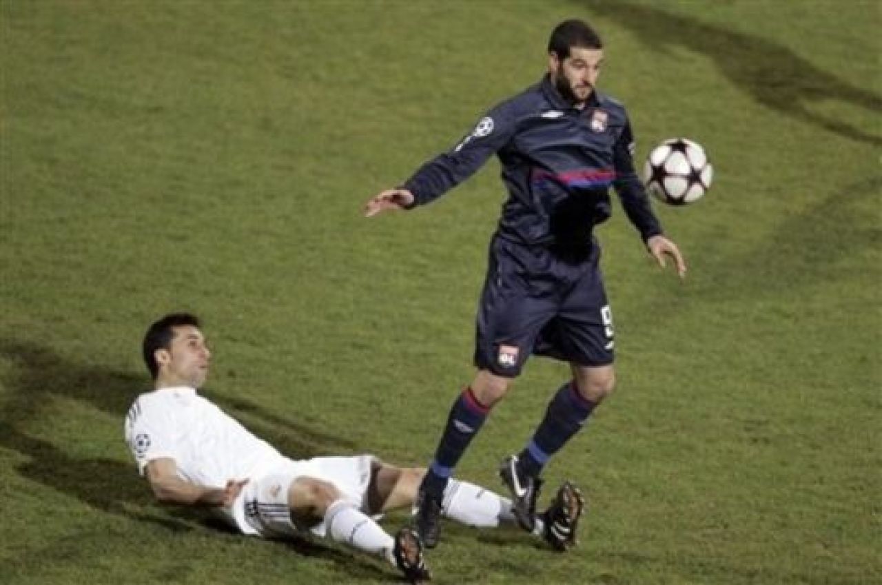 BLESTEM GALACTIC! Vezi golul de VIS al lui Makoun: Lyon 1-0 Real!_15